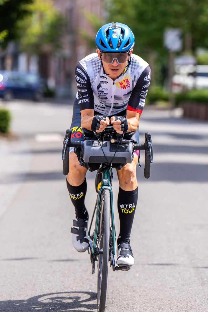 Ultra sportovec Daniel Polman zdolal vlastní verzi Tour de France s kompreskami ROYAL BAY