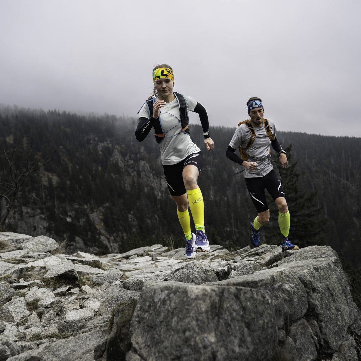 ROYAL BAY Extreme | Kompresné lýtkové návleky s cielenou kompresiou – Limetková – vo dvojici na skale