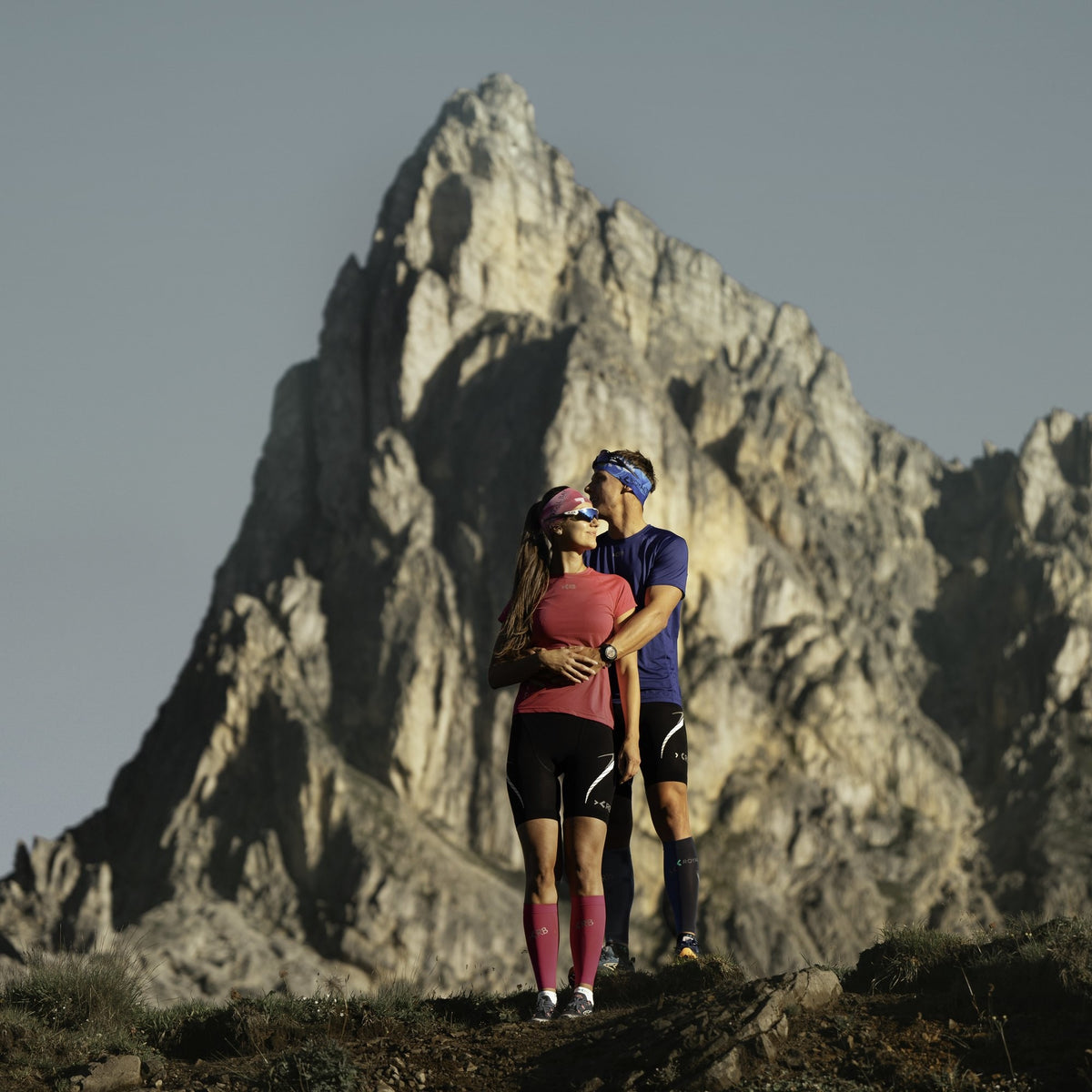 ROYAL BAY Extreme Race | Ľahké kompresné lýtkové návleky – Čierna – pod vrcholom (ilustračné AI foto)