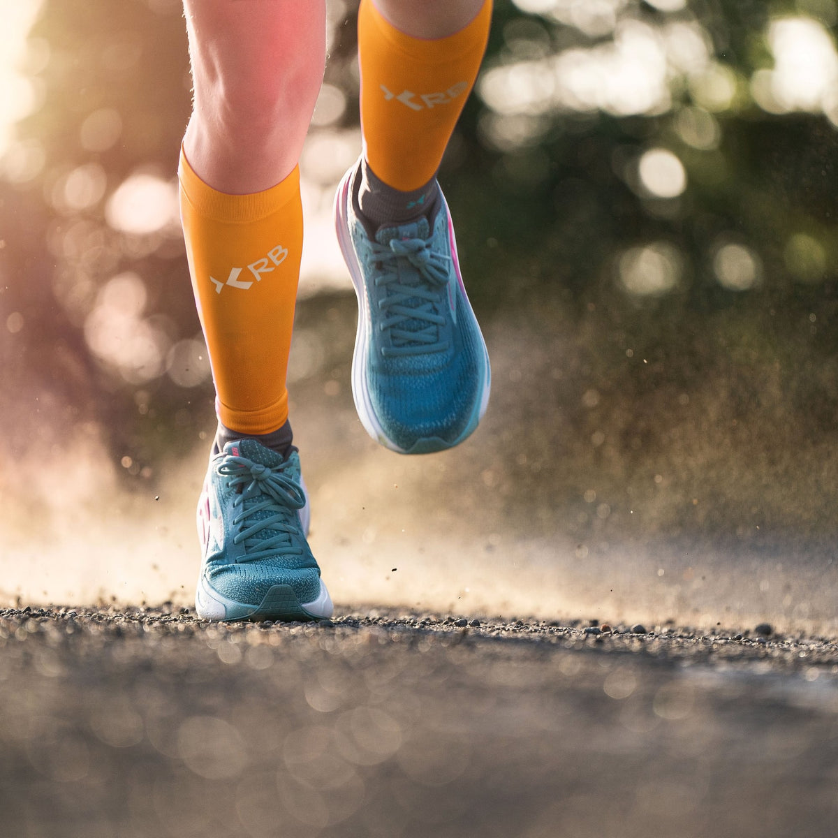 ROYAL BAY Extreme Race | Ľahké kompresné lýtkové návleky – Púpavová – detail pri behu (ilustračné AI foto)