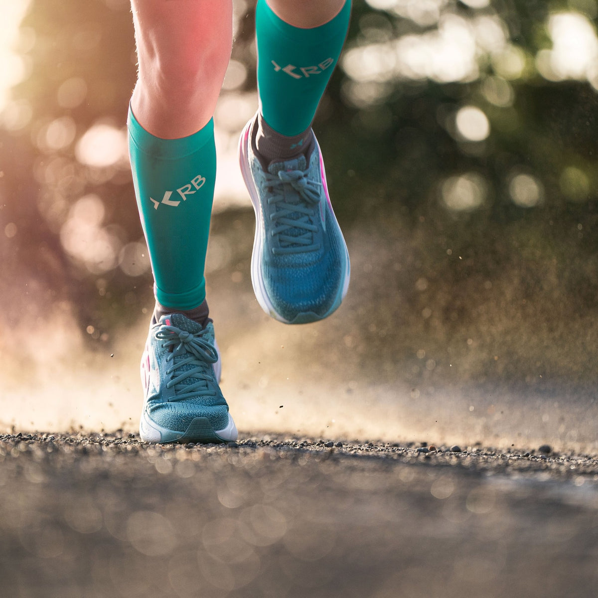 ROYAL BAY Extreme Race | Ľahké kompresné lýtkové návleky – Tropická zelená – detail pri behu (ilustračné AI foto)