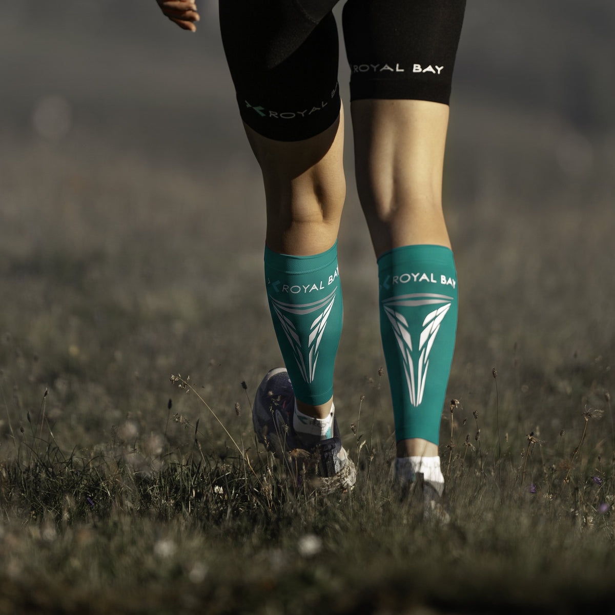 ROYAL BAY Extreme Race | Ľahké kompresné lýtkové návleky – Tropická zelená – zozadu (ilustračné AI foto)