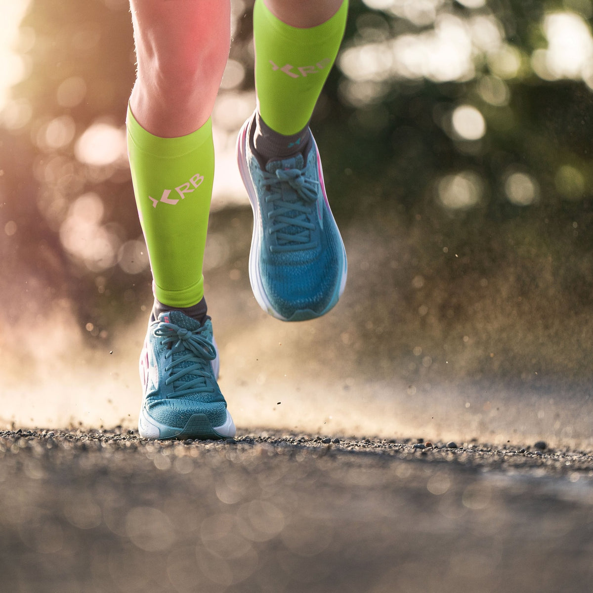ROYAL BAY Extreme Race | Ľahké kompresné lýtkové návleky – Zelená – detail pri behu (ilustračné AI foto)