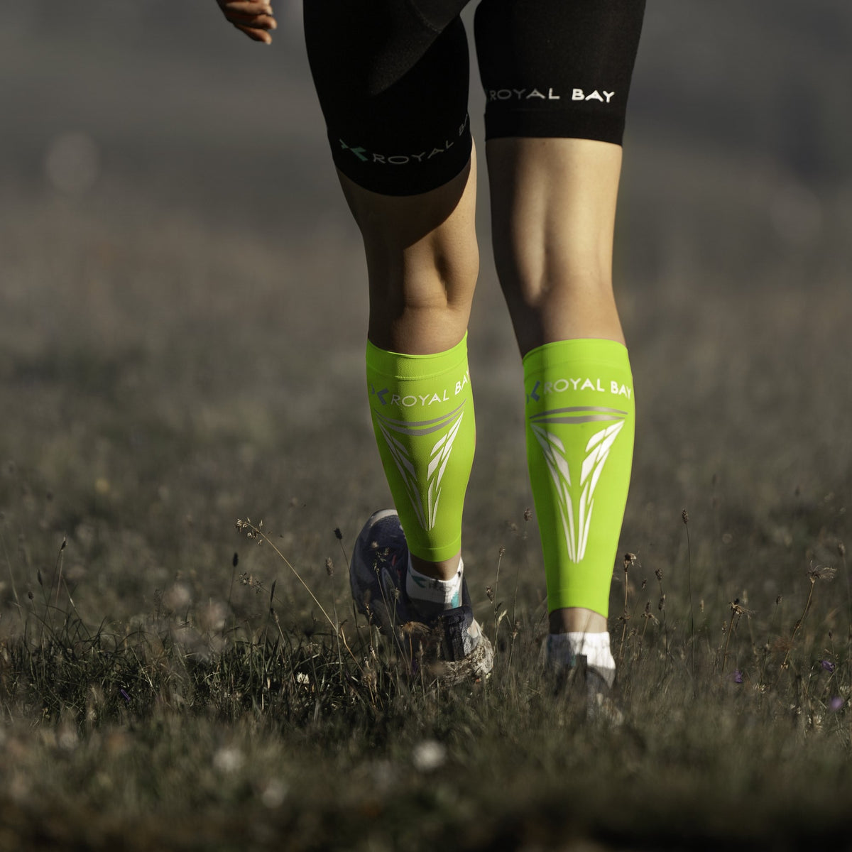 ROYAL BAY Extreme Race | Ľahké kompresné lýtkové návleky – Zelená – zozadu (ilustračné AI foto)