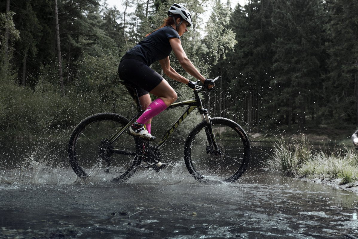 ROYAL BAY Extreme Race | Ľahké kompresné lýtkové návleky – Ružová – na horskom bicykli