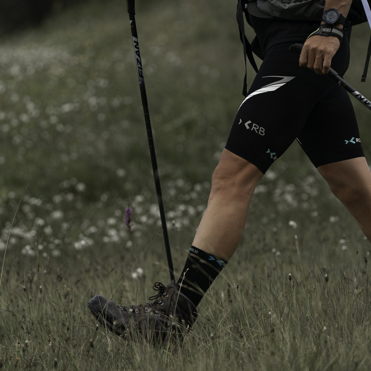 ROYAL BAY Merino | Športové ponožky Super High-cut – Čierna – detail na túre