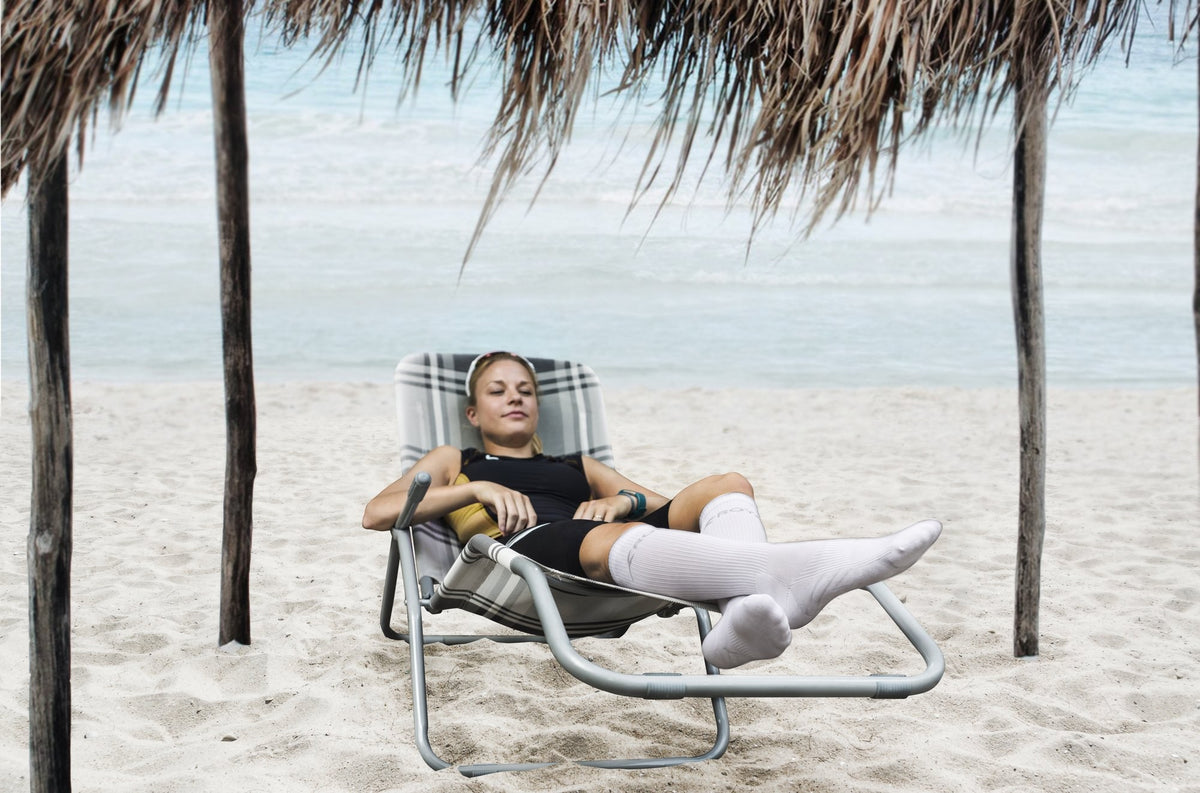 ROYAL BAY Relax | Kompresné podkolienky s vyšším podielom bavlny – Biela – oddych na pláži (ilustračné AI foto)
