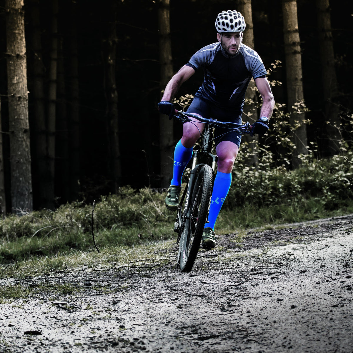 ROYAL BAY Therapy | Kompresné podkolienky 2. kompresnej triedy – Modrá – na horskom bicykli