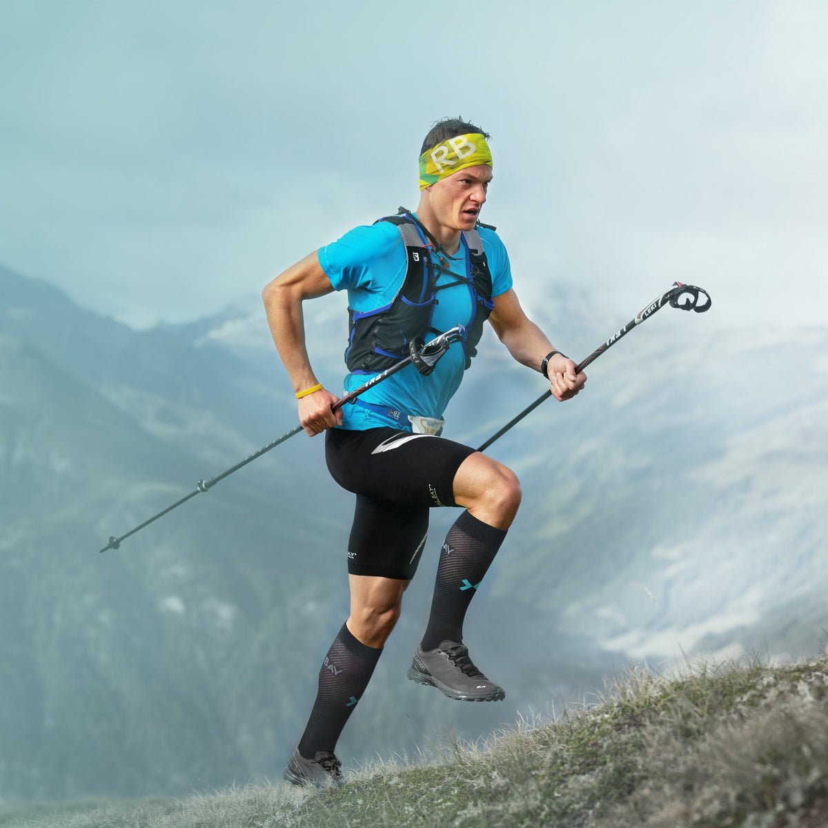 ROYAL BAY Therapy Premium | Silnejšie kompresné podkolienky – Čierna – trail s palicami